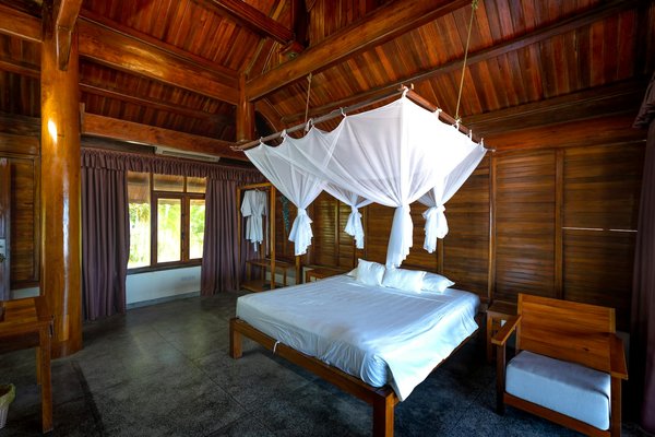 How do you navigate customs and immigration when cruising from the UK?