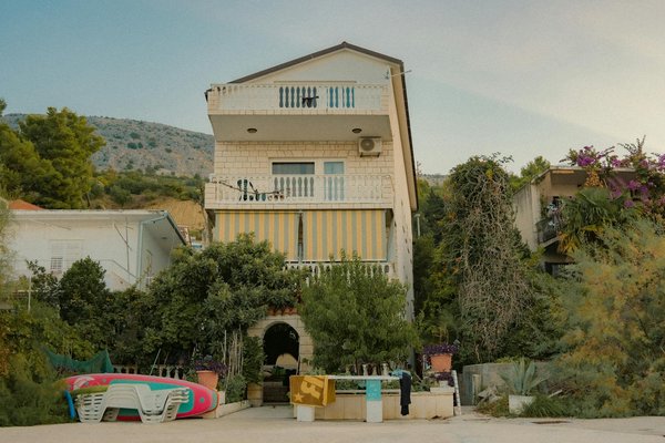 How can you plan a family-friendly itinerary in the UK that includes educational and fun activities?