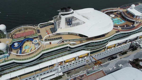 What are the most recommended travel guides for first-time visitors to the UK?